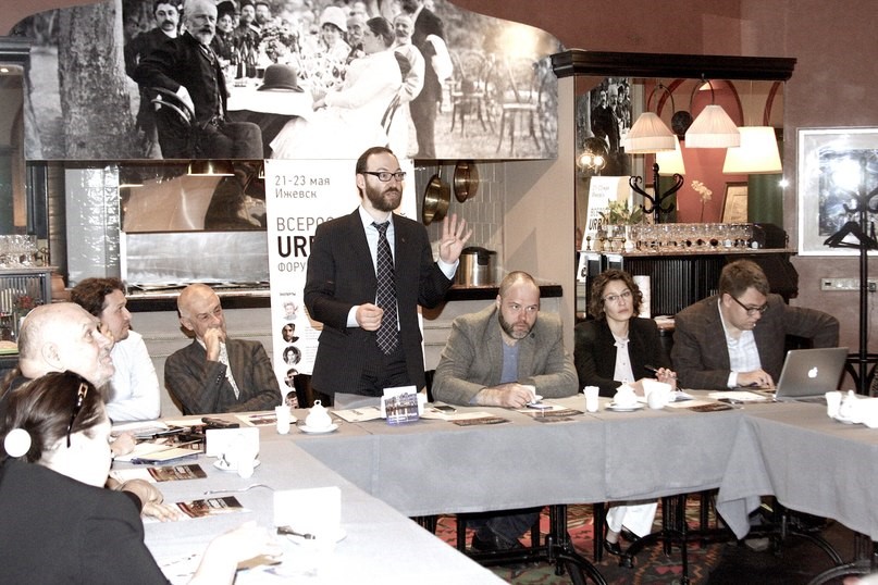 Lev Gordon facilitating an UrbanFest 2014 meeting